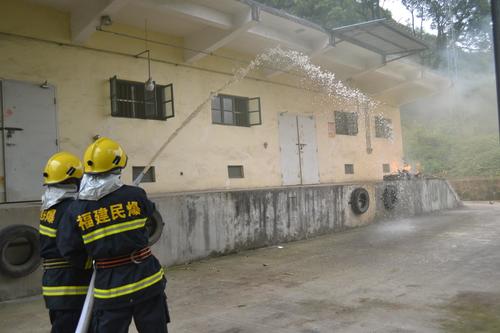 海峽科化龍巖三家單位聯(lián)合舉行民爆物品儲(chǔ)存反恐怖（縱火）應(yīng)急預(yù)案演練。兼職消防人員撲滅倉(cāng)庫(kù)火��?��?葉莉攝[2].jpg