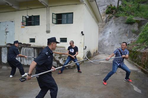 海峽科化龍巖三家單位聯(lián)合舉行民爆物品儲(chǔ)存反恐怖（縱火）應(yīng)急預(yù)案演練。圖為保衛(wèi)人員與暴恐嫌疑人搏斗��?葉莉攝[2].jpg
