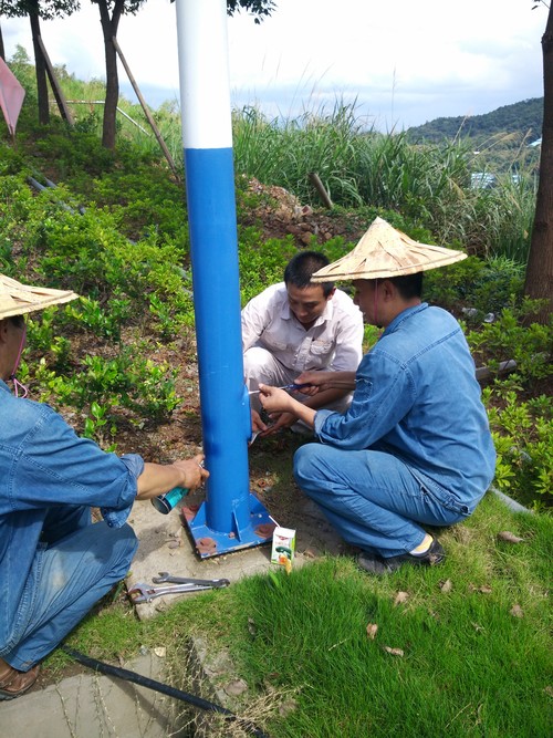 臺風(fēng)過后海峽科化龍巖分公司機(jī)修車間黨員齊力搶修故障路燈2。廖文毅 鐘強(qiáng)光攝[2].jpg