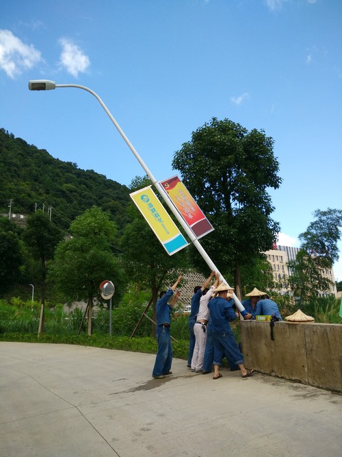臺風(fēng)過后海峽科化龍巖分公司機(jī)修車間黨員齊力搶修故障路燈1。廖文毅 鐘強(qiáng)光攝[2].jpg