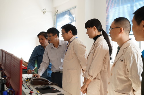 葉莉：吳彩洪董事長(zhǎng)到龍巖分公司調(diào)研。圖為深入江山乳二車間試驗(yàn)線中控室查看，與技術(shù)方負(fù)責(zé)人親切交��?[2].jpg