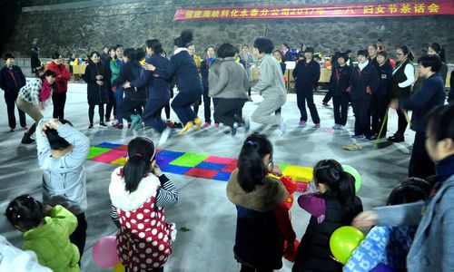 永春分公司三八節(jié)活動(dòng)：光腳跳“指壓板”。（陳宏金）[3].jpg