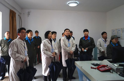 省國資委第二外派監(jiān)事會主席林志坤到海峽科化龍巖分公司調(diào)研。圖為調(diào)研組深入車間監(jiān)控室。葉莉攝[3].jpg
