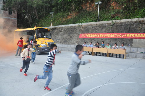 陳宏金：永春分公司與坑仔口小學(xué)聯(lián)合舉行校車(chē)應(yīng)急演練。（）[3].jpg