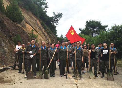 龍巖分公司黨委組織開展迎“七一”黨員義務(wù)勞動(dòng)1 鄧義楨攝.jpg