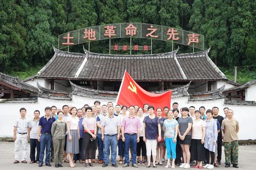 龍巖分公司七一期間開展“七個(gè)一”主題實(shí)踐活動(dòng)。圖為黨員參觀后田起義紀(jì)念館 葉莉攝.jpg