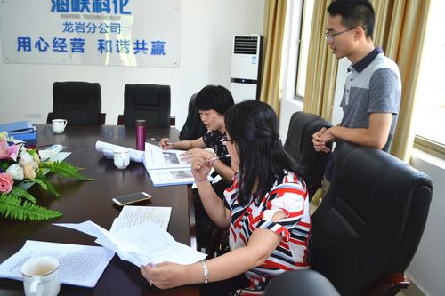 公司黨委副書記鄭慶樟帶隊到龍巖分公司開展黨建工作半年檢查。張力燕 攝.jpg