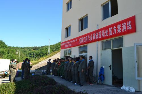 海峽科化龍巖分公司開展受限空間作業(yè)事故現(xiàn)場(chǎng)處置方案演練。.jpg