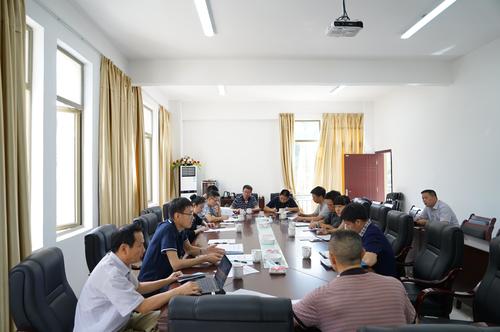 工信部安全生產(chǎn)司安全督查組到海峽科化龍巖分公司開(kāi)展安全專項(xiàng)督察。圖為會(huì)議現(xiàn)場(chǎng) 鄧義楨 攝.jpg