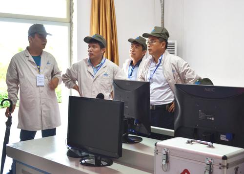 河北國防科工局副局長趙勛一行到海峽科化龍巖分公司交流指導分公司。圖為民爆考察團分組到一線車間參觀指導2.蘇艷麗 攝.jpg