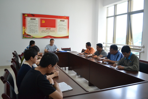 鄧義楨：海峽科化龍巖分公司開展“喜迎十九大，我為?？圃鎏砉獠省敝黝}討論活動。 張力燕 攝.jpg
