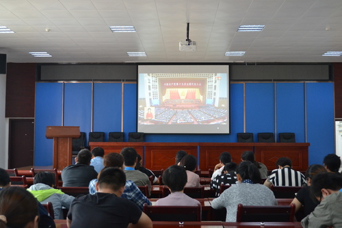 蘇艷麗：龍巖分公司組織員工收看十九大開幕式，聆聽習(xí)總書記的工作報告.jpg