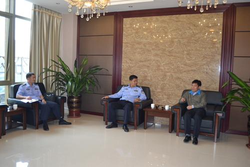 蘇艷麗：龍巖市公安局治安支隊副隊長韓喜安帶領(lǐng)治安支隊內(nèi)保大隊羅發(fā)寶隊長和江山鎮(zhèn)派出所涂榮興副所長一行五人到海峽科化龍巖分公司進(jìn)行治安保衛(wèi)工作監(jiān)督檢查.jpg