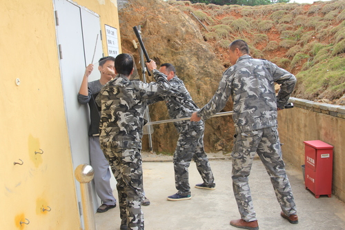 龍巖民化爆破霞浦分公司組織開展防火、防盜搶應急演練 ，圖為防盜搶演練。（鐘志明 攝影）.jpg