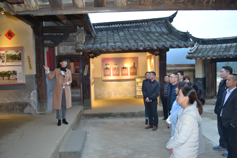 鄧義楨：龍巖分公司機關一黨支部到江山山塘兵工廠上現(xiàn)場黨課.png