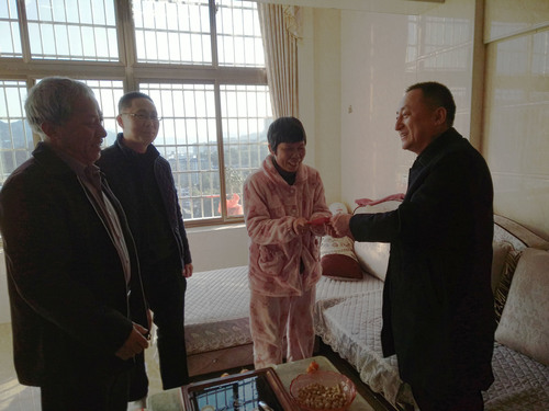 蘇艷麗：龍巖市安監(jiān)局調(diào)研員張炳輝、工會主席陳雁昌及龍巖分公司黨委書記、工會主席熊林輝慰問困難職工 .jpg