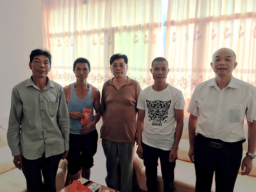 公司領(lǐng)導(dǎo)走訪慰問(wèn)困難職工—鄭強(qiáng).jpg