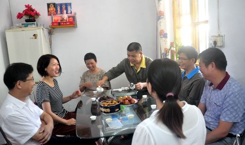 陳宏金：海科公司財務(wù)總監(jiān)于欽華一行到永春分公司慰問困難職工。.jpg