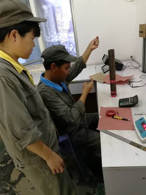 圖為技術(shù)人員對該批試驗品進行試爆檢測.jpg