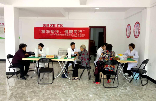 黃春生：圖為義診現(xiàn)場。_副本.jpg