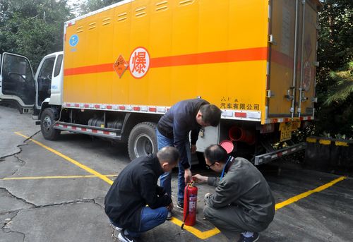 陳宏金：永春分公司組織對(duì)危貨運(yùn)輸車進(jìn)行好安全 檢查。.jpg