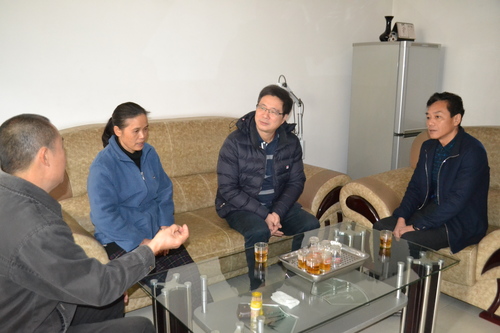 蘇艷麗：省機(jī)電控股公司副總經(jīng)理陳斌一行到龍巖分公司走訪慰問(wèn)困難職工.jpg
