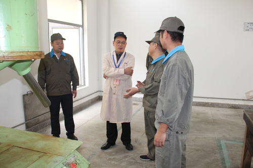 圖為顏建議一行考察分公司原膨化車(chē)間包裝工房.jpg