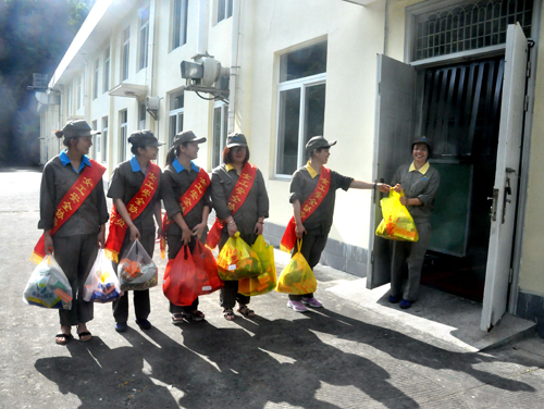 陳宏金：永春分公司女工協(xié)管員到生產(chǎn)一線送清涼。.jpg