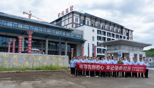 在寧化黨校門(mén)口與授課教師張林誠(chéng)合影留念.jpg
