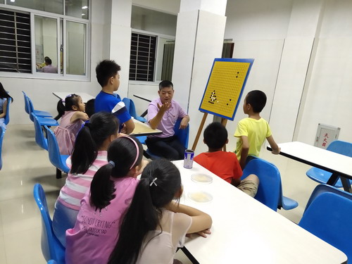 劉敏 付書記義務教授孩子們圍棋知識_調(diào)整大小.jpg