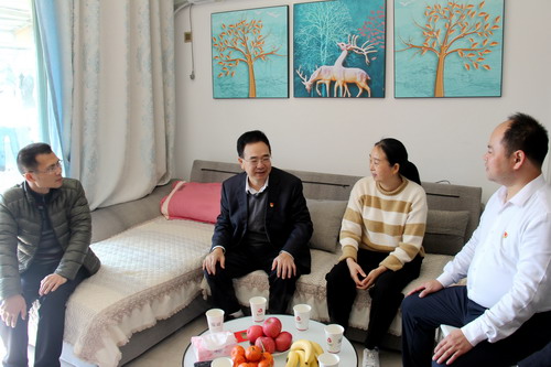黃曉志：王會(huì)錦書(shū)記一行慰問(wèn)福安分公司困難職工。3_調(diào)整大小.jpg