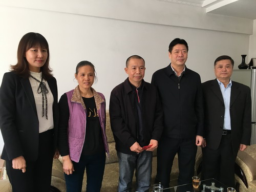 蘇艷麗：省機(jī)電控股公司黨委委員、紀(jì)委書記林心鑾一行到龍巖分公司慰問困難職工_調(diào)整大小.jpg
