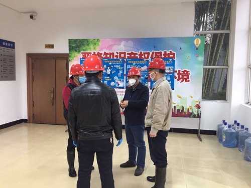 圖為：海科黨委委員、副總經(jīng)理張賢鋒檢查指導(dǎo)疫情防控工作現(xiàn)場(chǎng)（拍攝者彭華）_調(diào)整大小.jpg