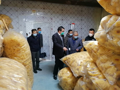 黃春生 ?？朴来?海峽科化公司黨委書(shū)記、董事長(zhǎng)吳彩洪一行看望慰問(wèn)駐山頭頂村第一書(shū)記黃春生1_調(diào)整大小.jpg