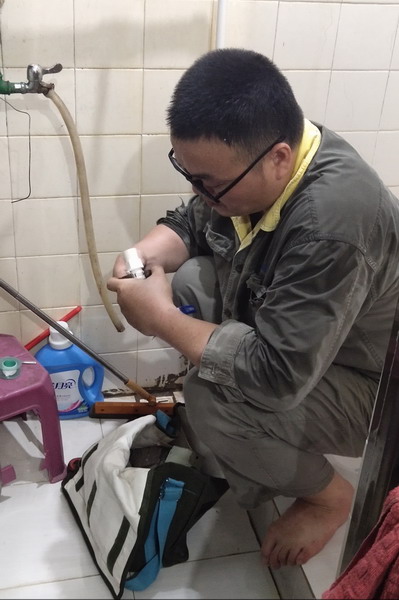 便民維修服務(wù)隊小辜上門為分公司職工維修漏水水龍頭_調(diào)整大小.jpg