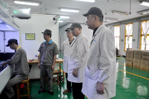 （建議采用）陳玉�?機(jī)電（控股）公司黨委委員、副總經(jīng)理陳伯煒一行深入電子雷管生產(chǎn)線檢查_調(diào)整大小.JPG
