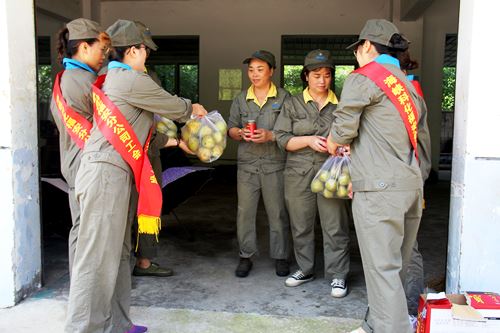 陳宏金：福安分公司工會(huì)、女工委到生產(chǎn)一線為職工送清涼�?.jpg
