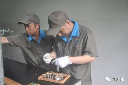 永春分公司技術(shù)人員在實驗室里加班加點進行匹配試驗1.jpg