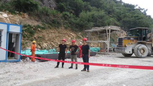 羅元洲：圖為分公司技術人員在施工現(xiàn)場進行售后回訪_調(diào)整大小.jpg