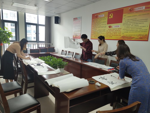 ?？剖∶?#65533;?劉敏 省民爆公司工會開展“習(xí)言習(xí)語 學(xué)思踐悟”獻墨活�?_調(diào)整大小.jpg