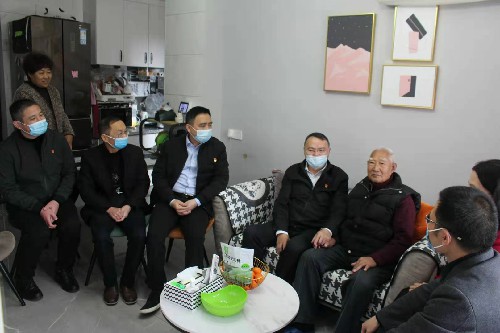 永安分公司l賴寶祿：省機電控股公司黨委委員、副總經(jīng)理陳伯煒到永安分公司走訪慰問離休干部和困難職�?(2)~1.jpg