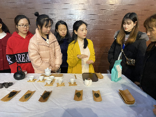 烽林連珂瑩：烽林分公司團(tuán)員青年參加“青心茶�?品味國學(xué)”青年茶藝培�?.png
