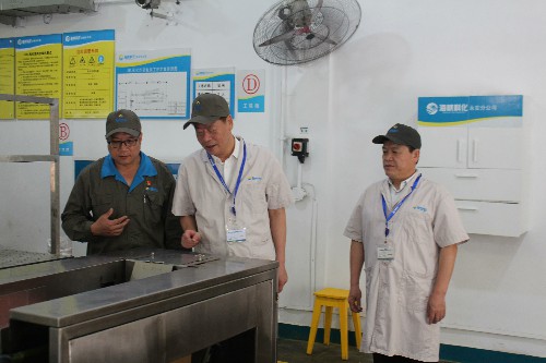 永安分公司賴寶祿：林心鑾深入車間項目技改試生產(chǎn)運行情況與智能化機(jī)器人裝車系統(tǒng)~1.jpg