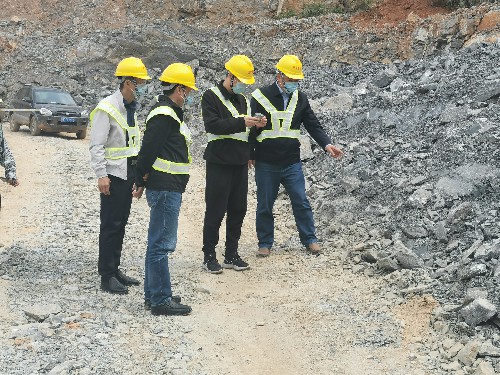 民化建設+楊紅�?巖山華潤冬瓜侖項目爆破施工現(xiàn)場調(diào)�?~1.jpg