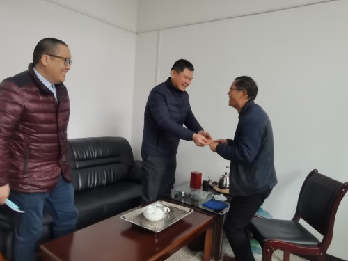 格式工廠民化建設(shè) 徐澍�?海峽科化公司黨委委員、董事、副總經(jīng)理祁忠清到民化建設(shè)公司春節(jié)送溫�?.jpg