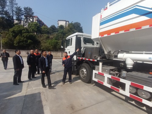 格式工廠富興建設公司 譚立�?張治平帶隊到富興建設公司運輸隊開展危險品道路運輸安全工作調(diào)研.jpg