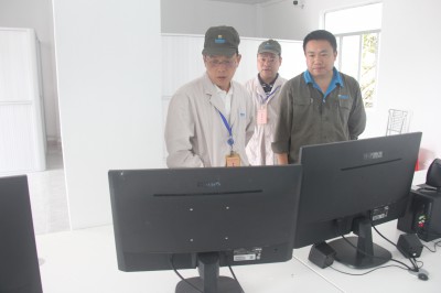 格式工廠福安胡廷淦：圖為顏建議一行到車間現(xiàn)場調(diào)研指導 (1).jpg