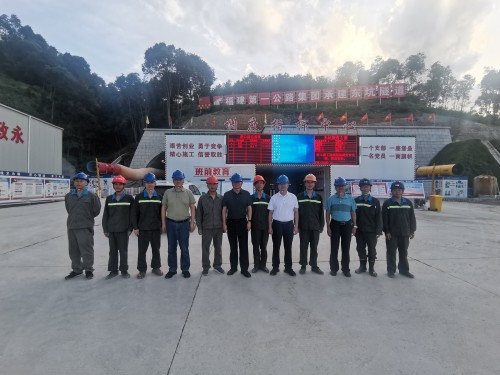 格式工廠民化建設(shè) 郭建�?吳彩洪董事長(zhǎng)實(shí)地調(diào)研政永高速III標(biāo)段東坑隧道爆破工程項(xiàng)目3.jpg