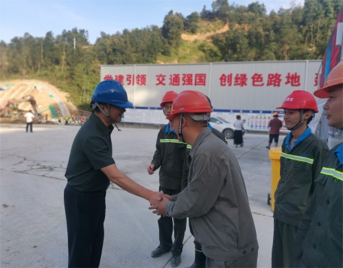 格式工廠民化建設(shè) 郭建�?吳彩洪董事長(zhǎng)實(shí)地調(diào)研政永高速III標(biāo)段東坑隧道爆破工程項(xiàng)目2.jpg