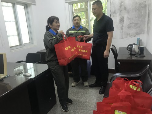 格式工廠民化建設(shè) 林江�?海峽科化公司黨委委員、副總經(jīng)理祁忠清到民化建設(shè)公司開展夏送清涼活�?.jpg